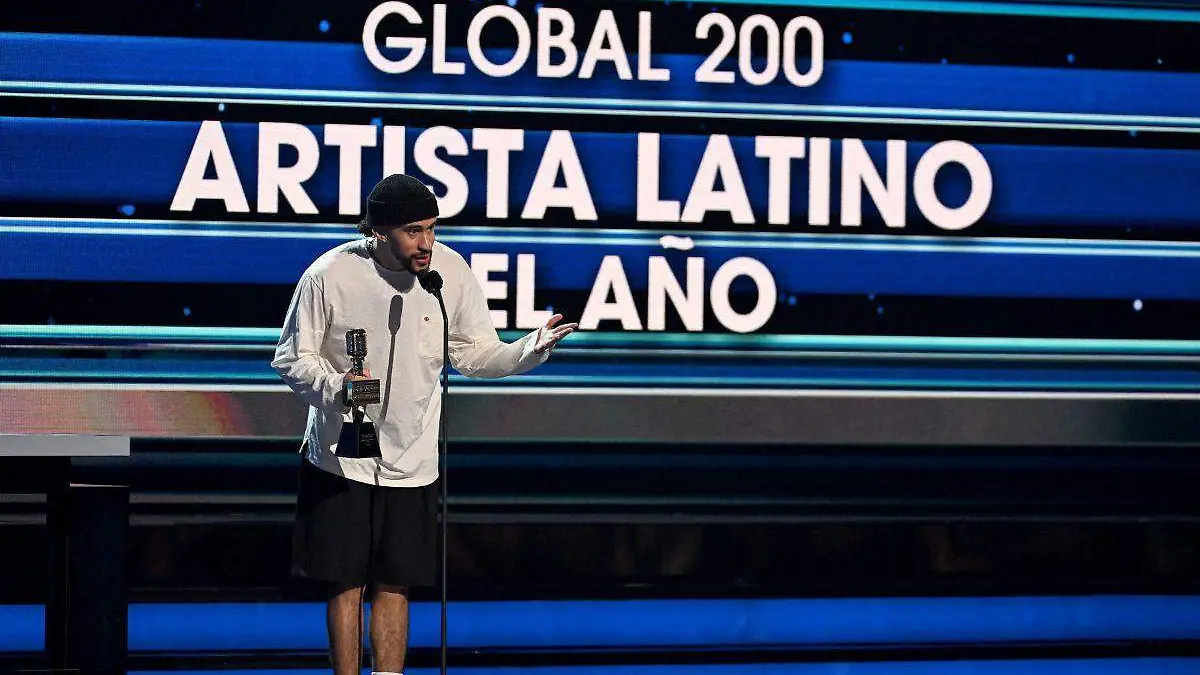 Agarran a Bad Bunny sin zapatos en los Billboard subió en calcetines a recibir premio